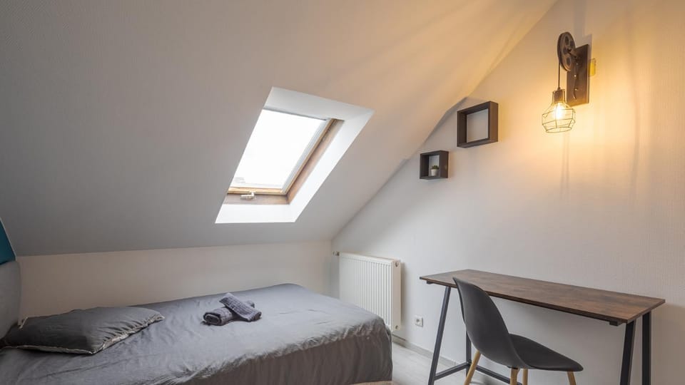 Bed, Seating area, Bedroom