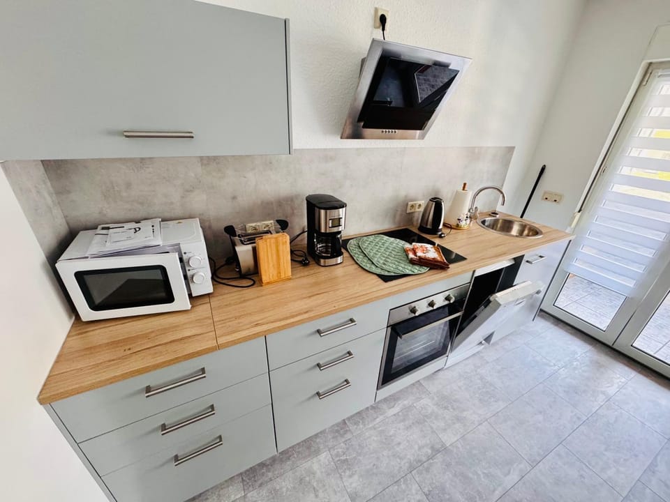 Coffee/tea facilities, Kitchen or kitchenette, oven, stove, toaster