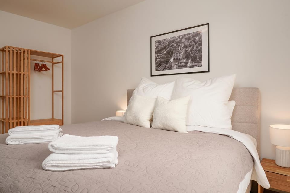 Bed, Photo of the whole room, Bedroom, towels