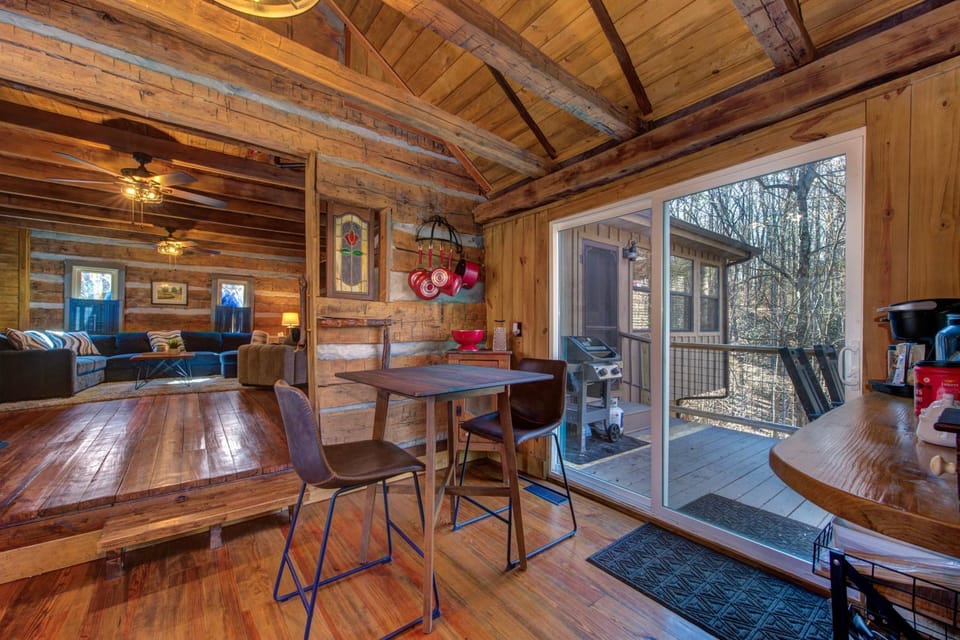 Cricket Hollow Lodge House in Cosby