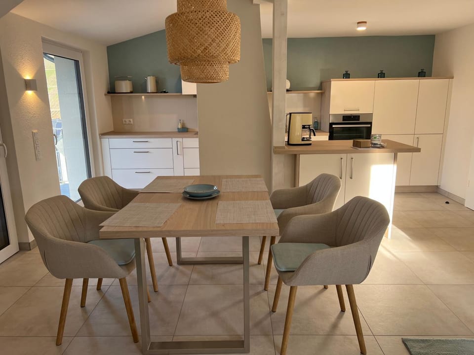 Kitchen or kitchenette, Seating area, Dining area