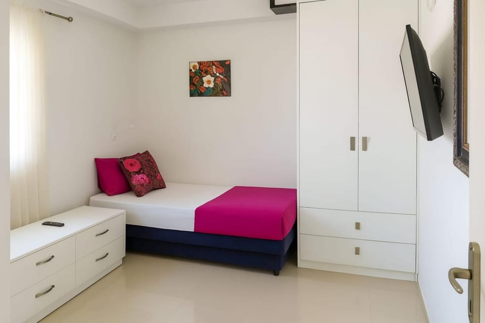 Bed, TV and multimedia, Bedroom, wardrobe