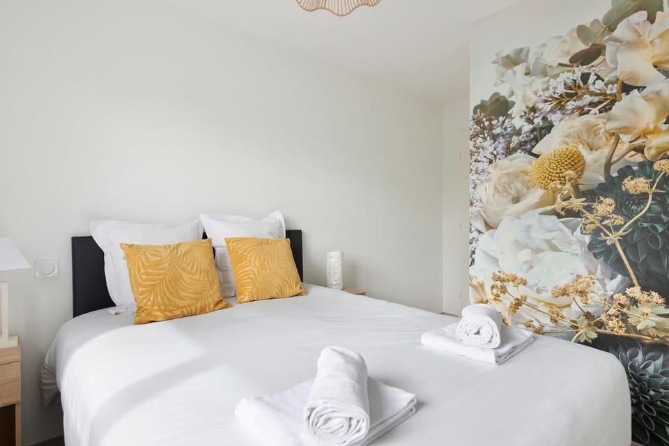 Bed, Photo of the whole room, Bedroom, towels
