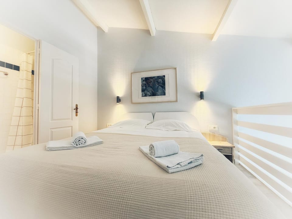 Bed, Bedroom, towels