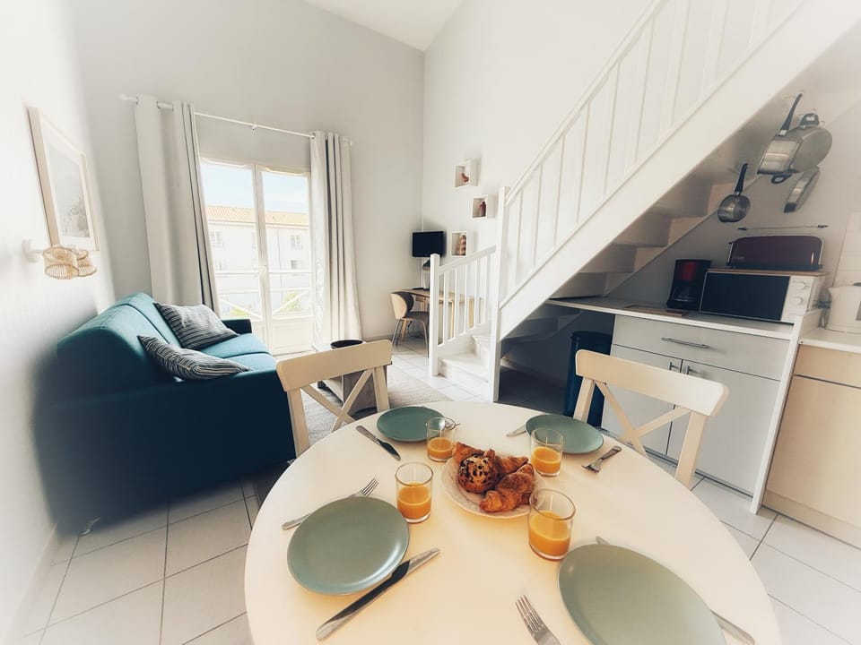 Kitchen or kitchenette, Living room, Dining area