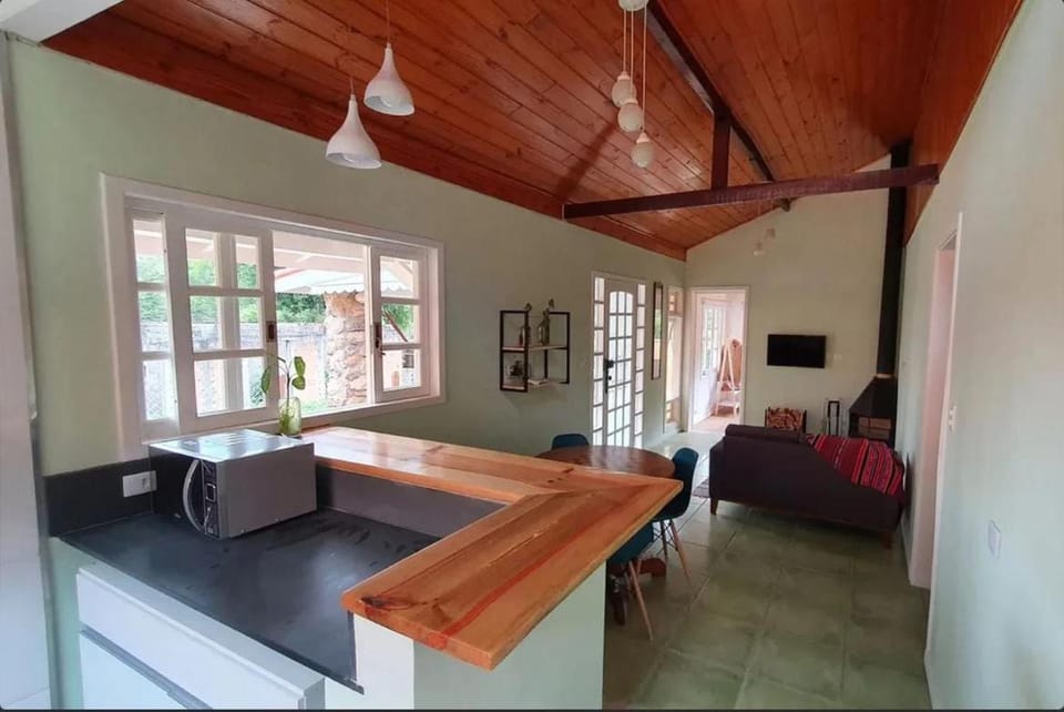 Kitchen or kitchenette, Seating area, Dining area, microwave