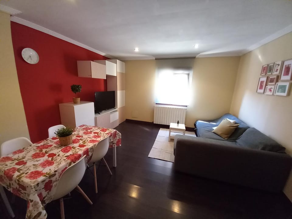 TV and multimedia, Seating area, Dining area