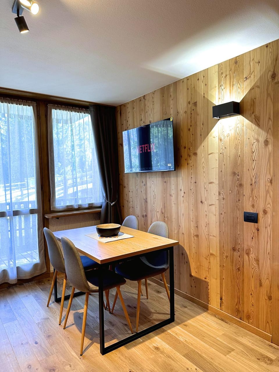 Communal lounge/ TV room, TV and multimedia, Dining area