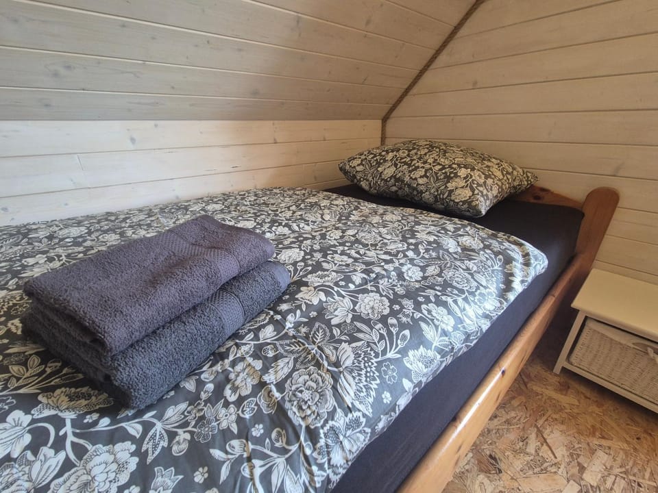 Bed, towels