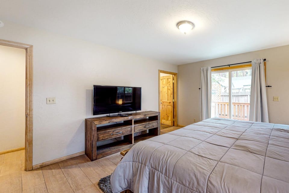 Bed, TV and multimedia, Bedroom