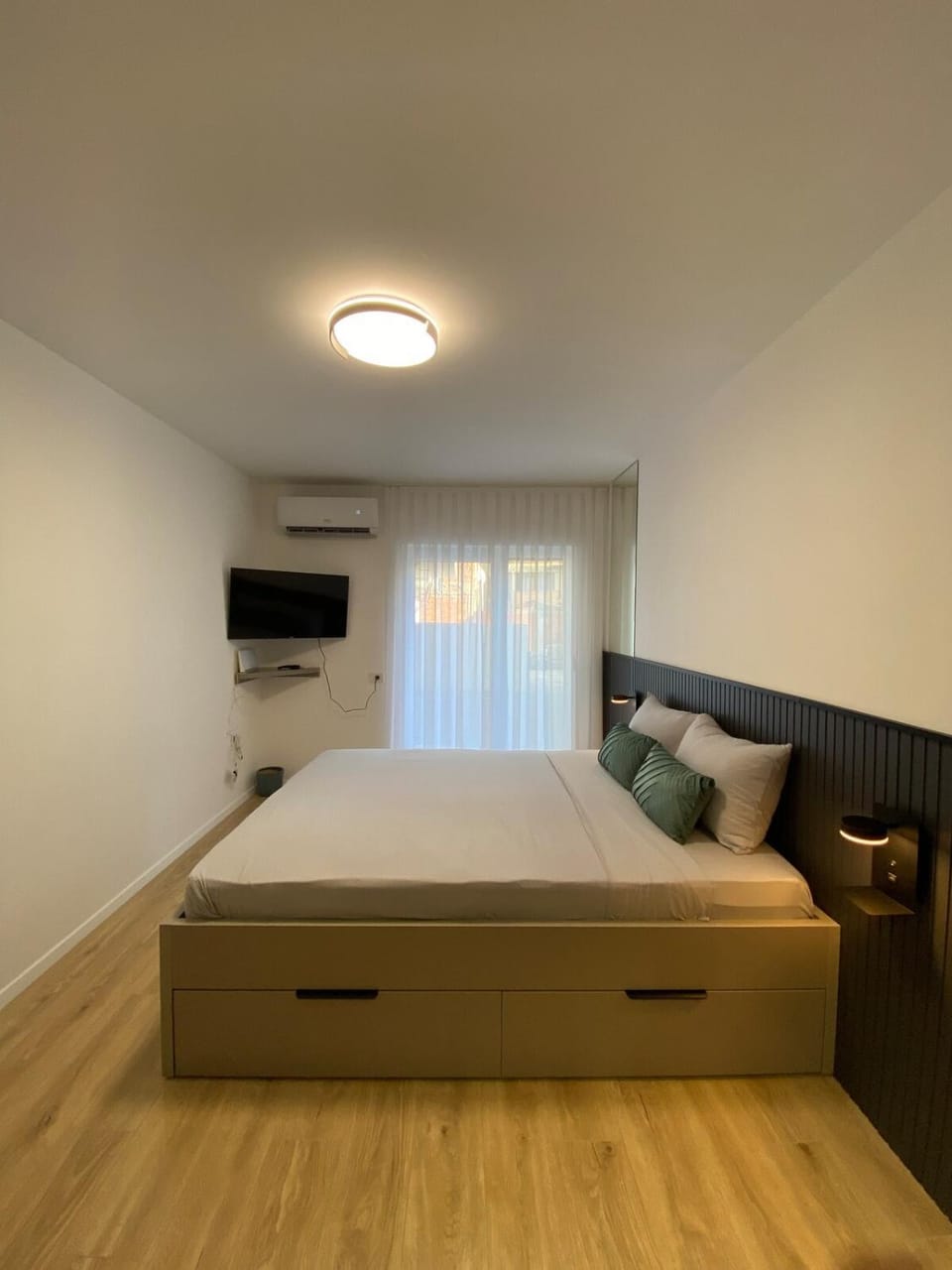 Communal lounge/ TV room, Bed, TV and multimedia, Bedroom, air conditioner