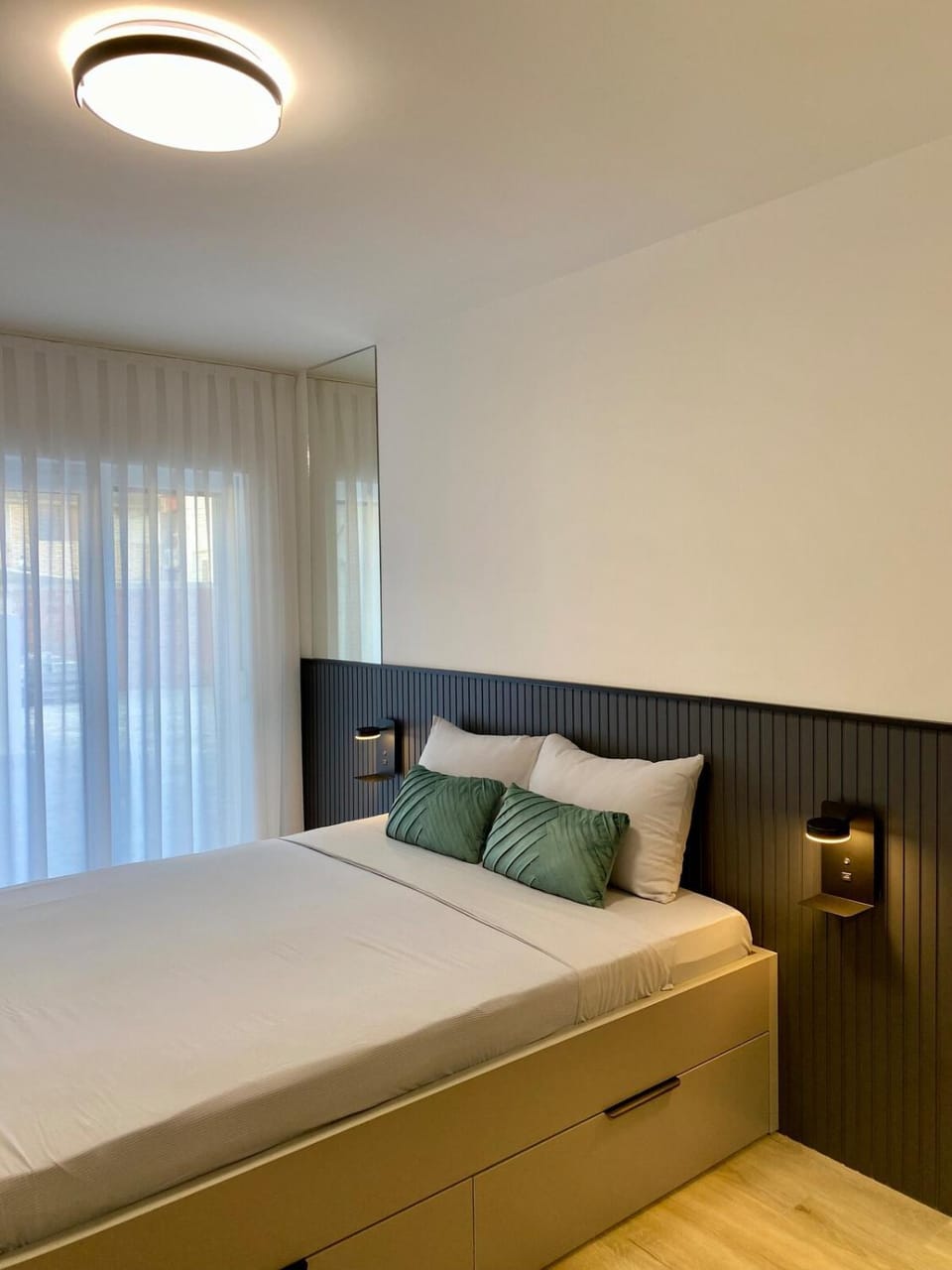 Photo of the whole room, Bedroom