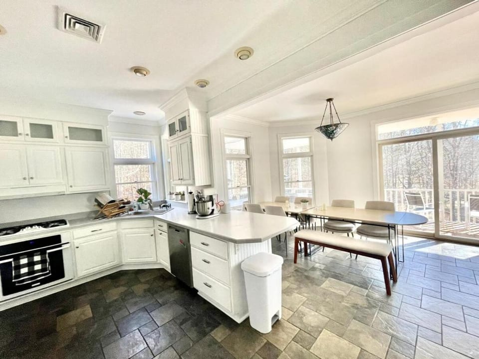 Kitchen or kitchenette, Dining area, dishwasher, oven, pet friendly