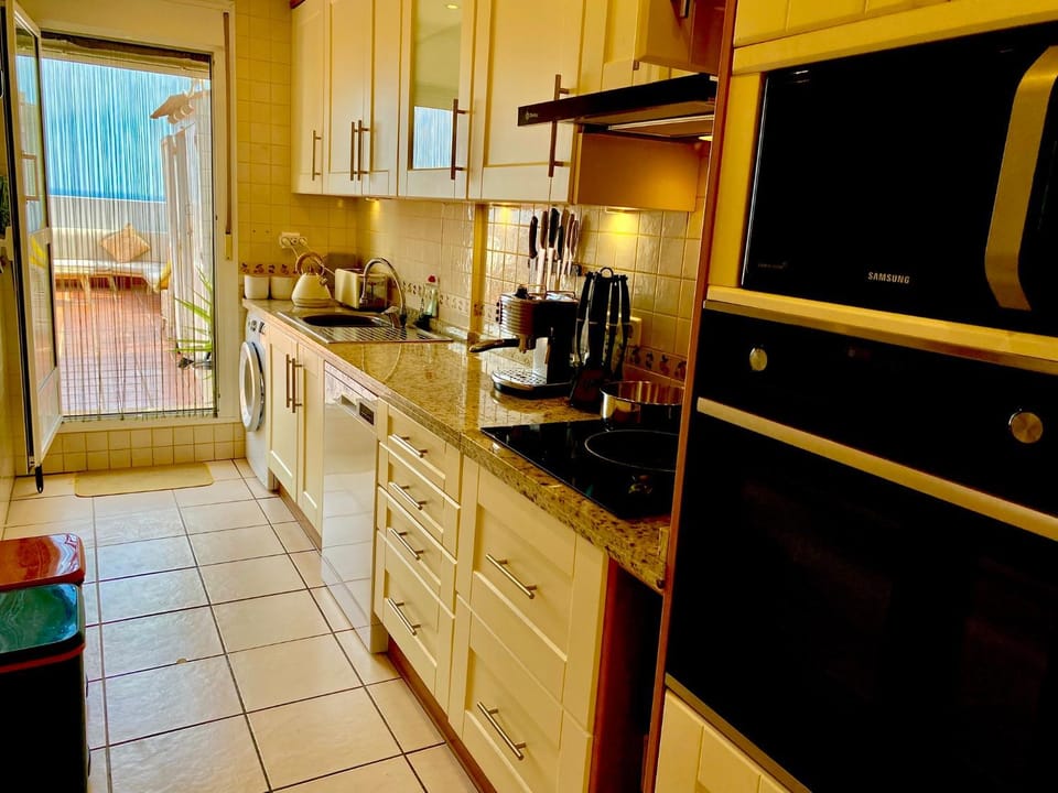 Coffee/tea facilities, Kitchen or kitchenette, dishwasher, oven, stove, toaster