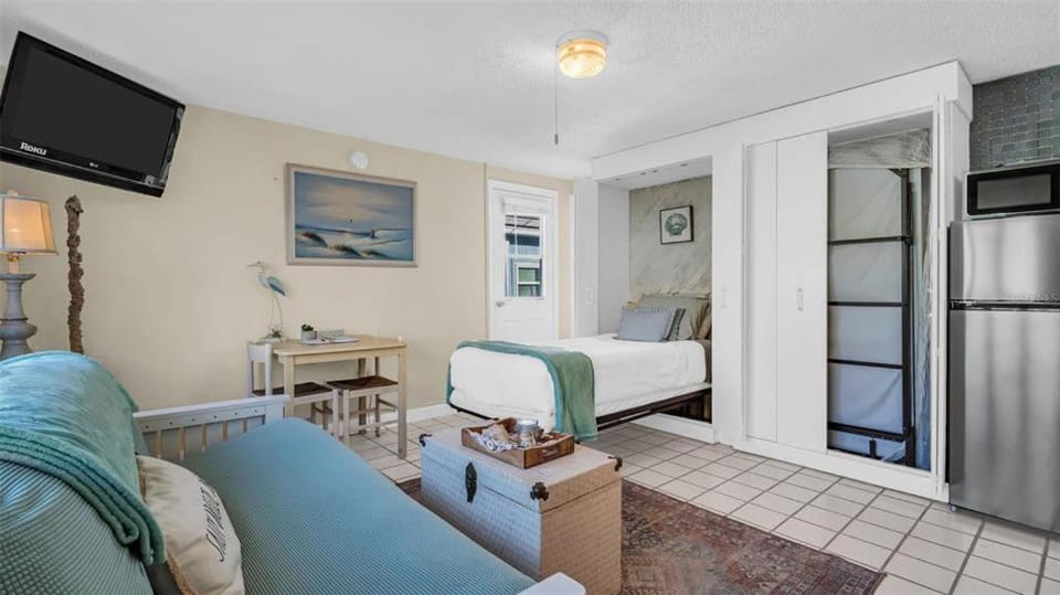 Waterfront Suite Heated Pool 2 mins 2 beach Apartment in Clearwater Beach