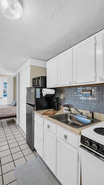 Kitchen or kitchenette, microwave, stove, kitchen