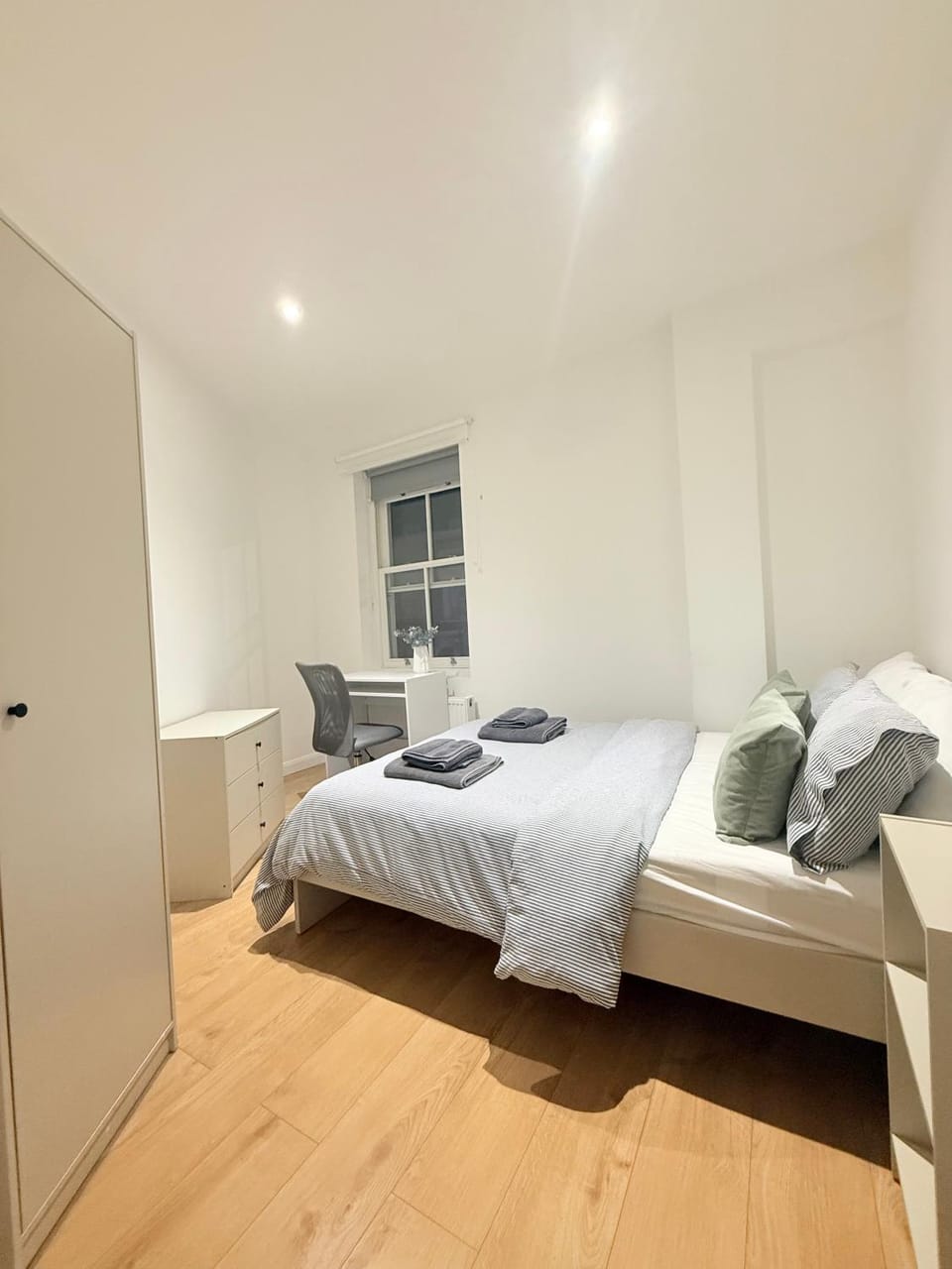 Luxury 2 Bed 2 Bath Apartment In Battersea - Sleeps 6 Apartment in London