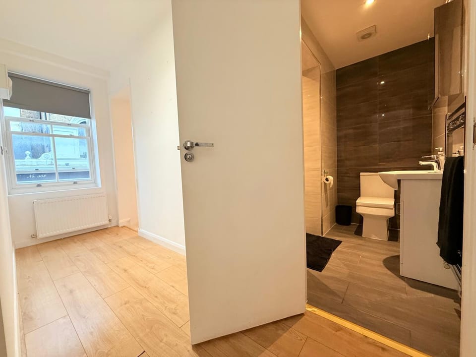 Luxury 2 Bed 2 Bath Apartment In Battersea - Sleeps 6 Apartment in London