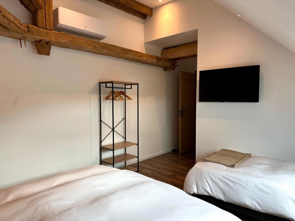 Bed, TV and multimedia, Photo of the whole room, Bedroom, air conditioner