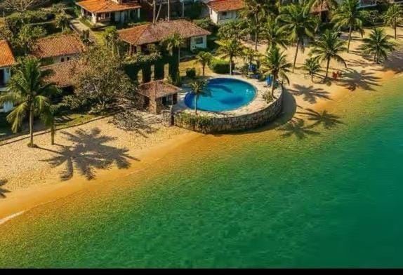 Casa em condomínio com praia particular House in State of Rio de Janeiro