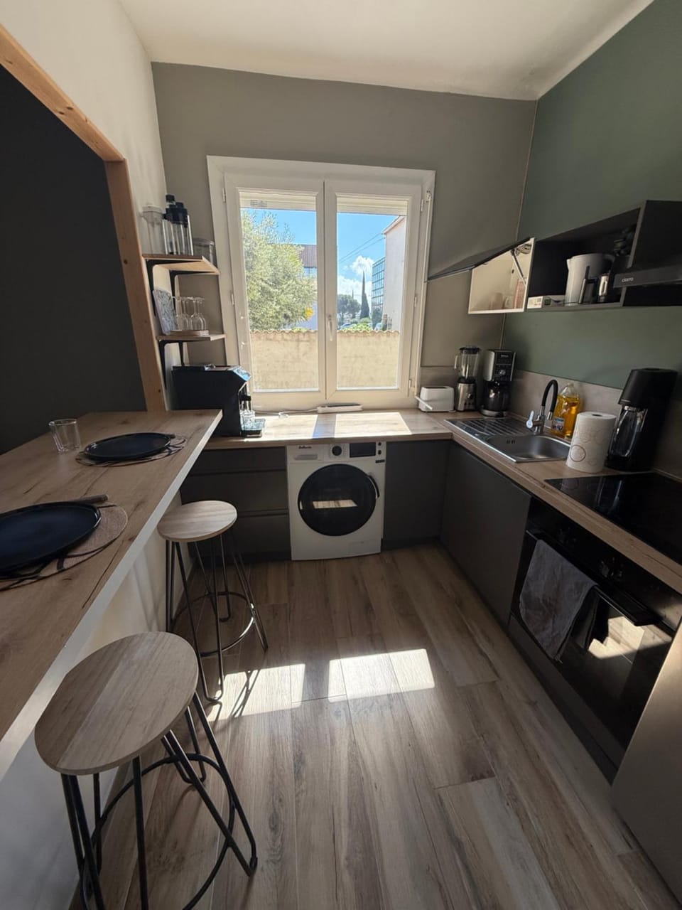 Coffee/tea facilities, Kitchen or kitchenette, oven, stove, toaster