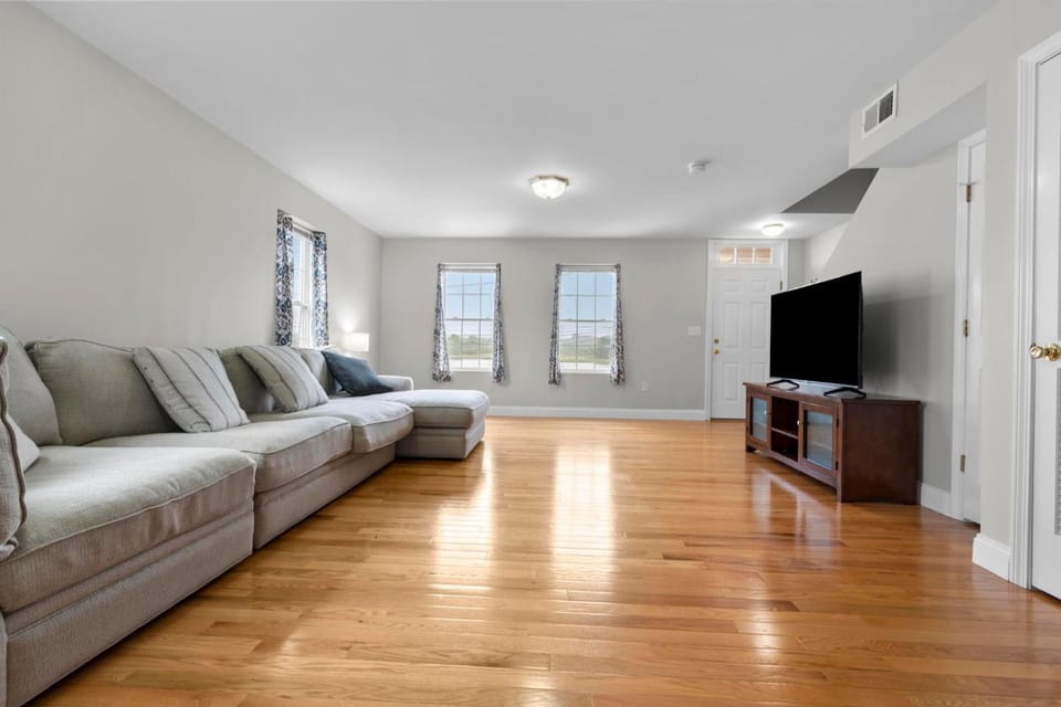 Near YALE - Beautiful Waterfront Townhouse in New Haven Apartment in East Haven