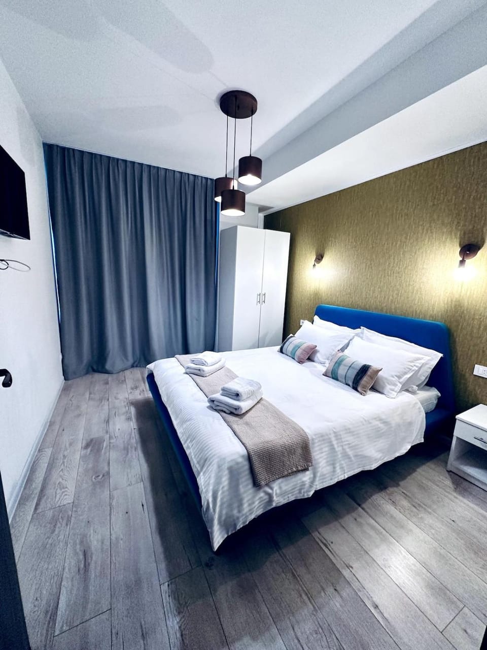 Bed, TV and multimedia, Photo of the whole room, Bedroom, towels