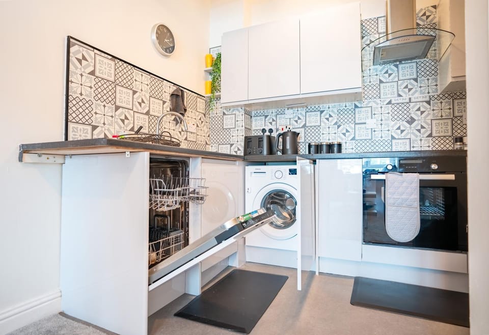 Kitchen or kitchenette, dishwasher, oven, washing machine