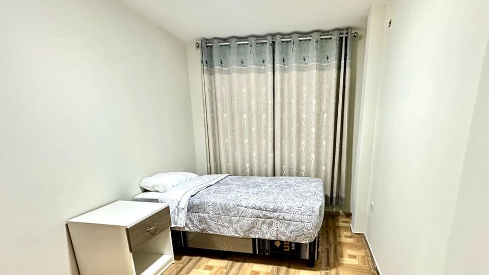 Toilet, Bed, Photo of the whole room, Decorative detail, Bedroom, internet, internet, towels