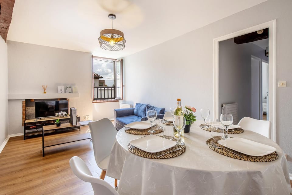 Communal lounge/ TV room, TV and multimedia, Living room, Seating area, Dining area