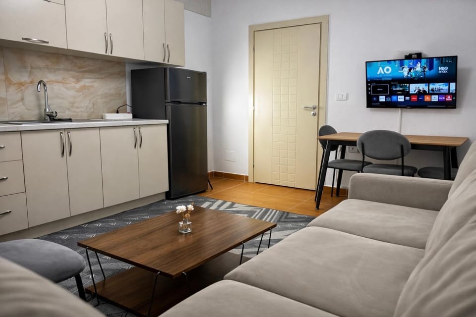 Communal lounge/ TV room, TV and multimedia, Kitchen or kitchenette, Dining area, oven