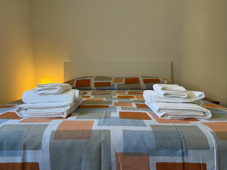 Bed, towels