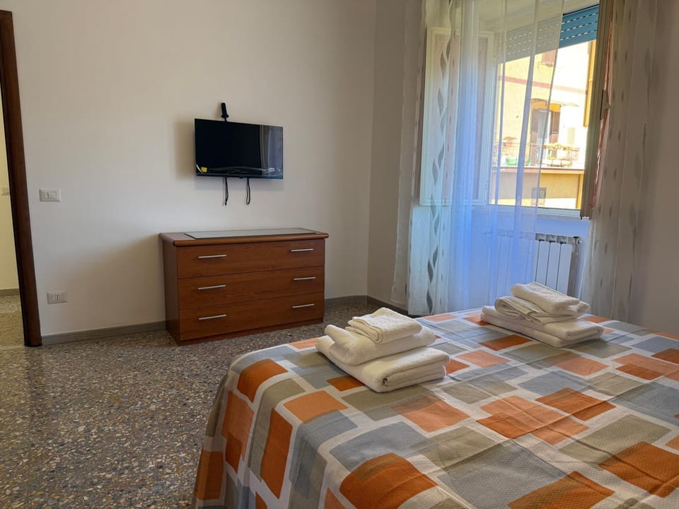 Bed, TV and multimedia, Photo of the whole room, towels