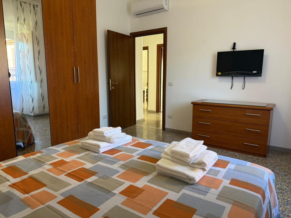 Bed, TV and multimedia, Photo of the whole room, Bedroom, towels, wardrobe, air conditioner