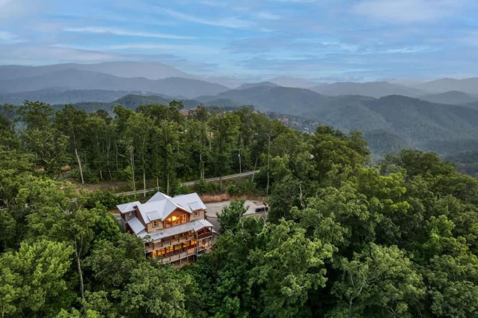 Eagle River Lodge - Huge Indoor Pool - Sleeps 24 House in Pigeon Forge
