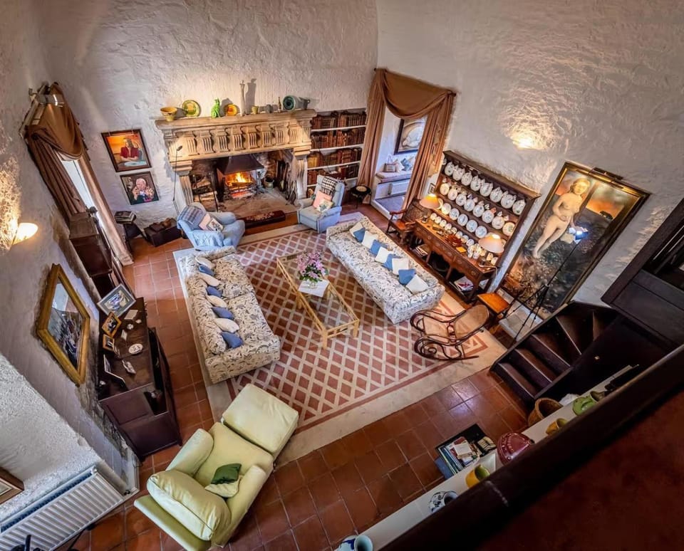Living room, Seating area, Evening entertainment
