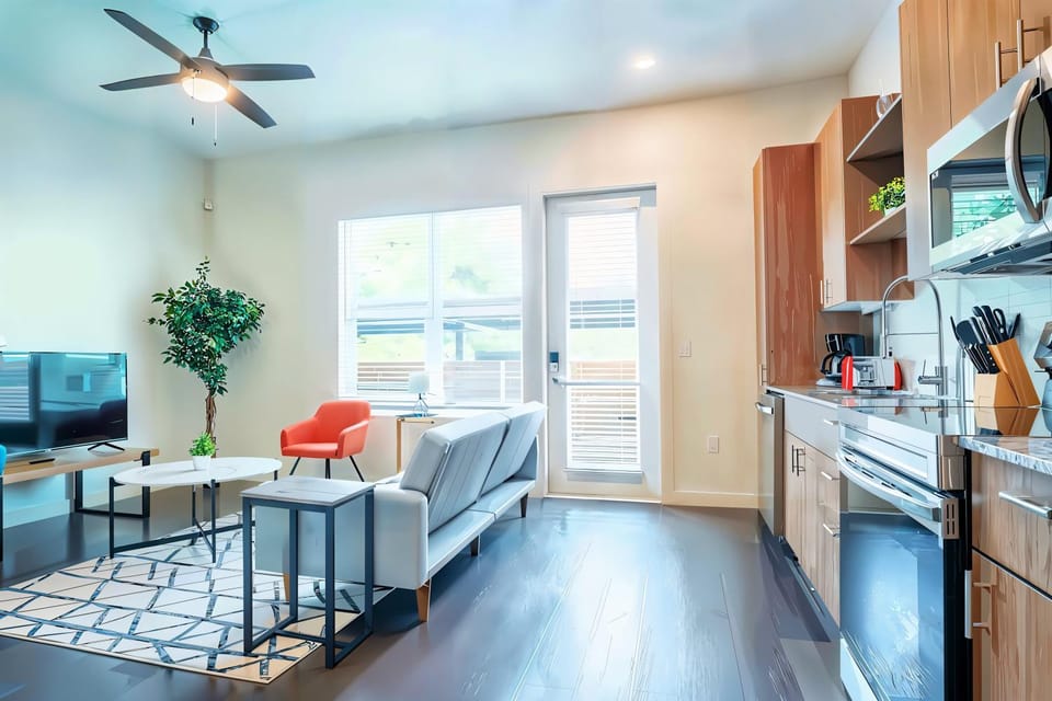 Boulevard Stays Stylish 1BR Getaway Pool Gym & Free Parking Apartment in Dallas