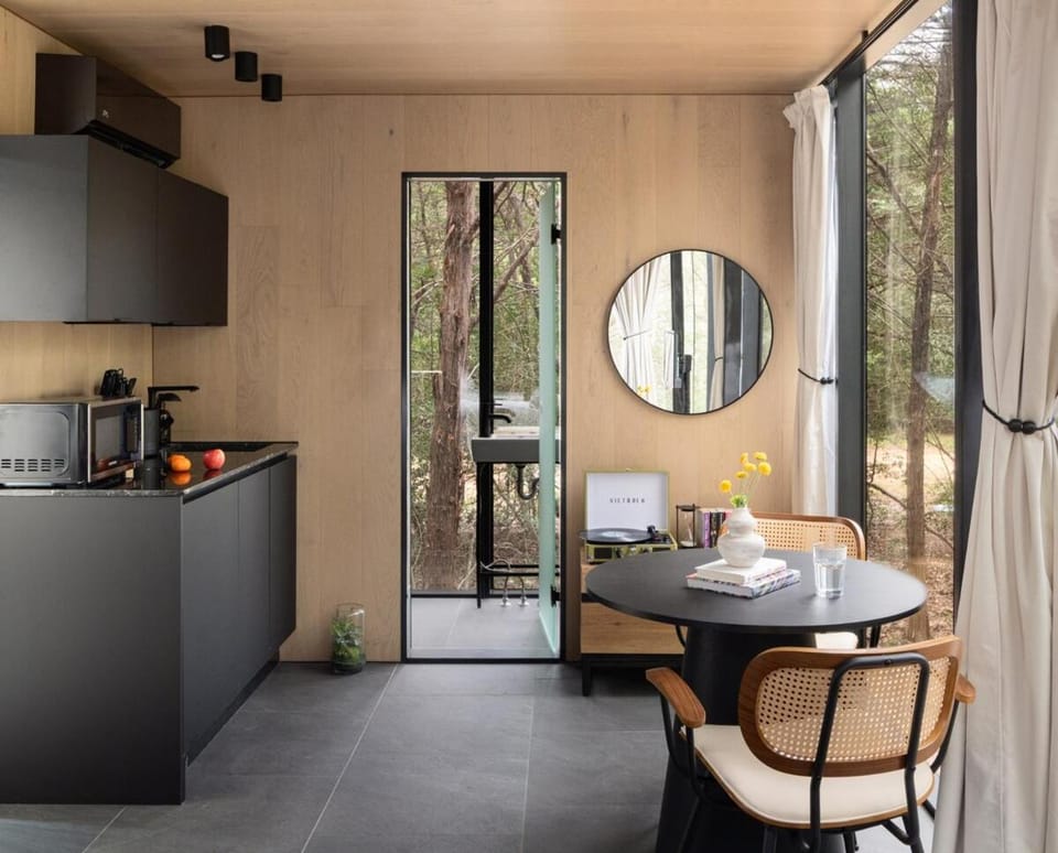 Kitchen or kitchenette, Dining area