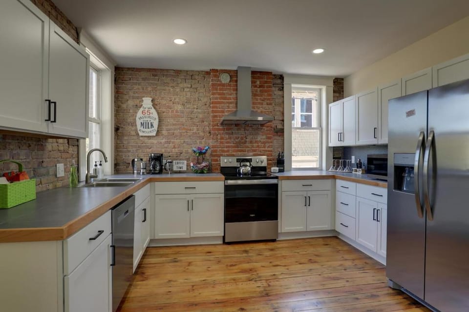 Restaurant/places to eat, Coffee/tea facilities, Kitchen or kitchenette, dishwasher, oven, stove