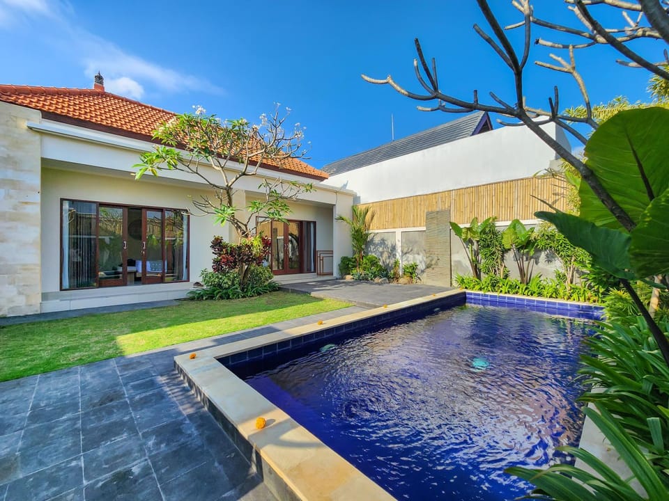 Property building, Swimming pool, Swimming pool