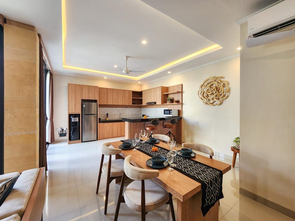 Kitchen or kitchenette, Dining area