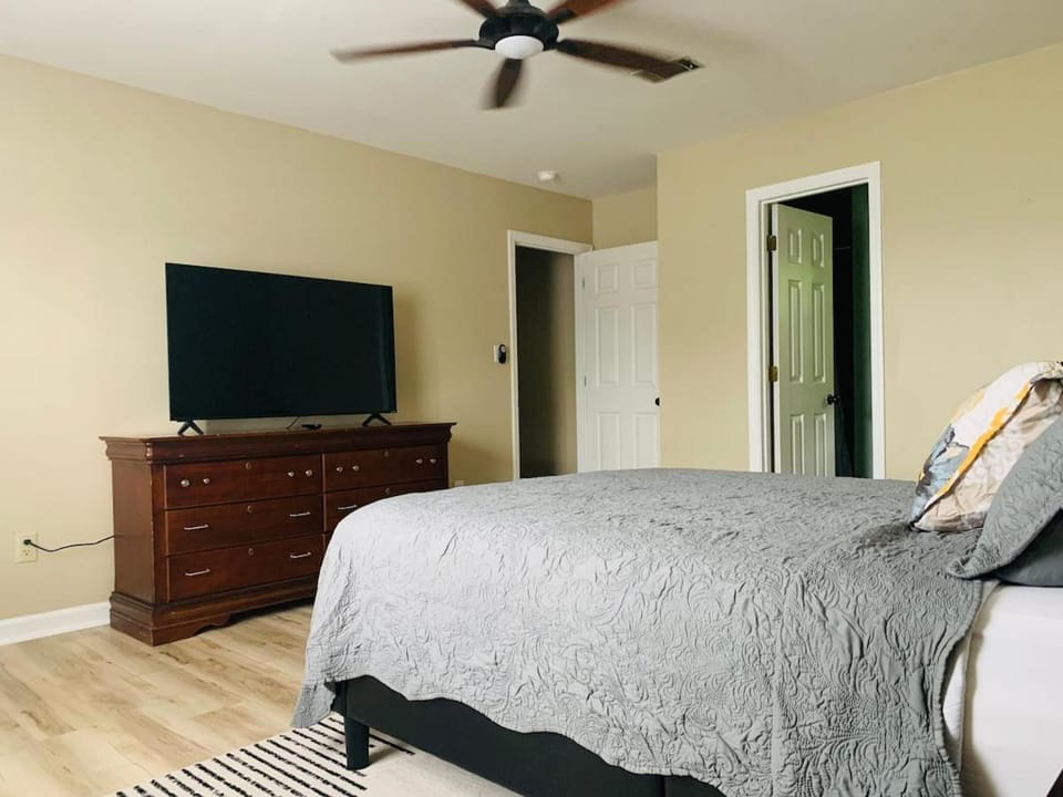 Bed, TV and multimedia, Bedroom
