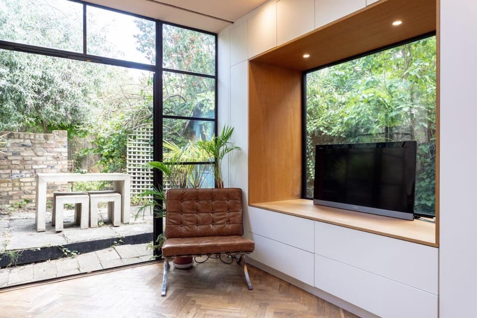 Spacious 2 Bed Near Westfield Apartment in London