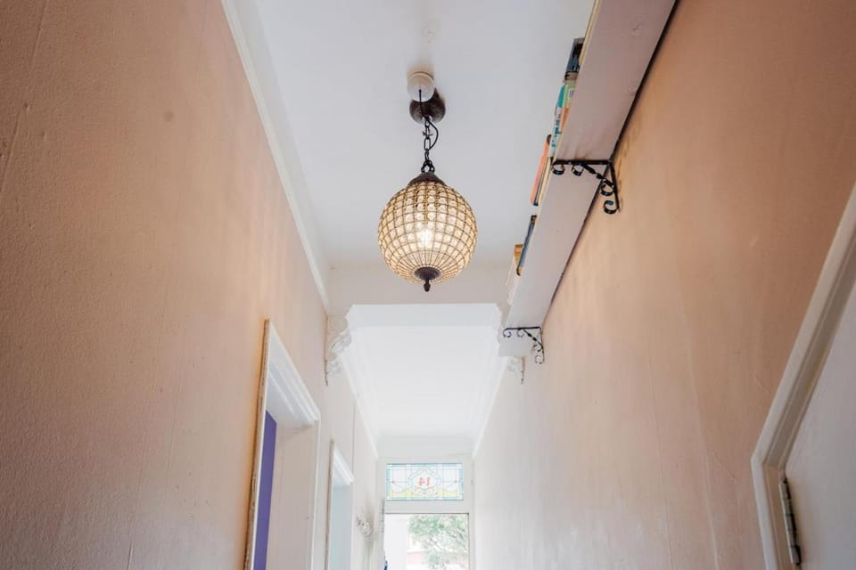 Spacious 2 Bed Near Westfield Apartment in London