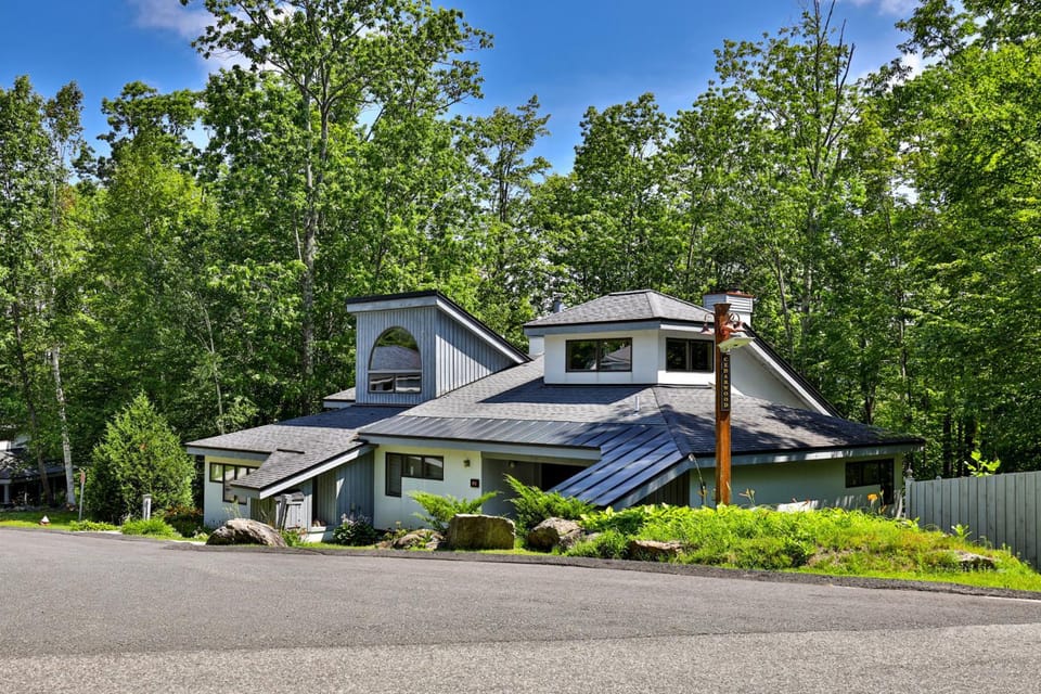 Cedarwood Retreat - 3BR Vermont Condo with Spa, Pool, Fireplace & Private Jacuzzi House in Mendon