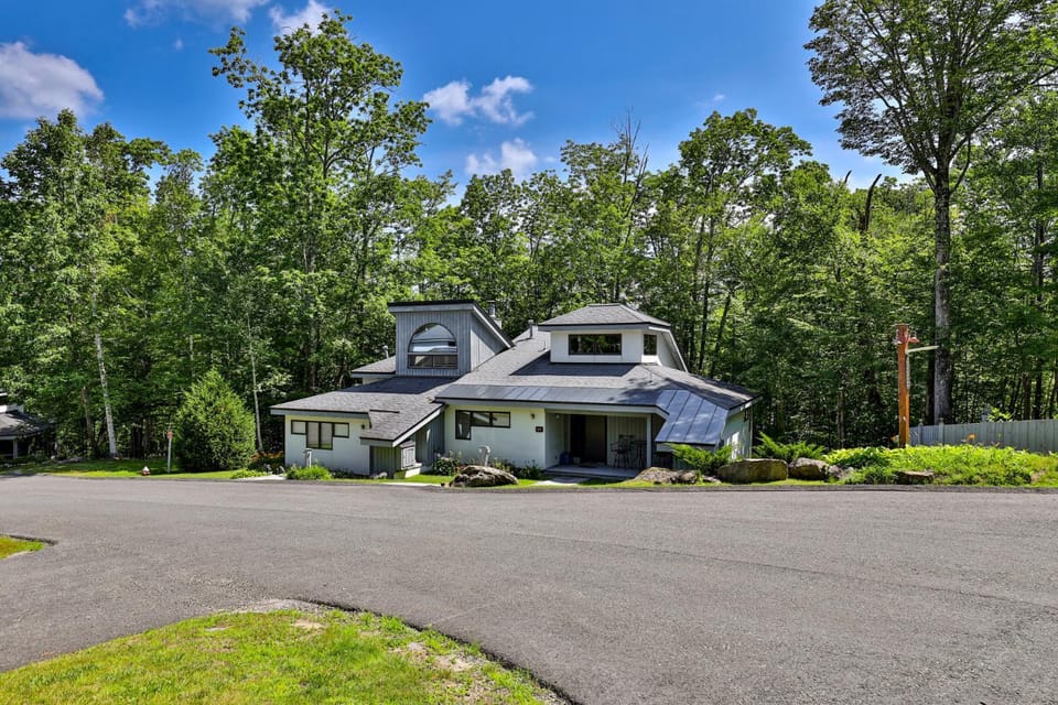 Cedarwood Retreat - 3BR Vermont Condo with Spa, Pool, Fireplace & Private Jacuzzi House in Mendon