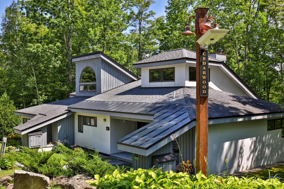Cedarwood Retreat - 3BR Vermont Condo with Spa, Pool, Fireplace & Private Jacuzzi House in Mendon