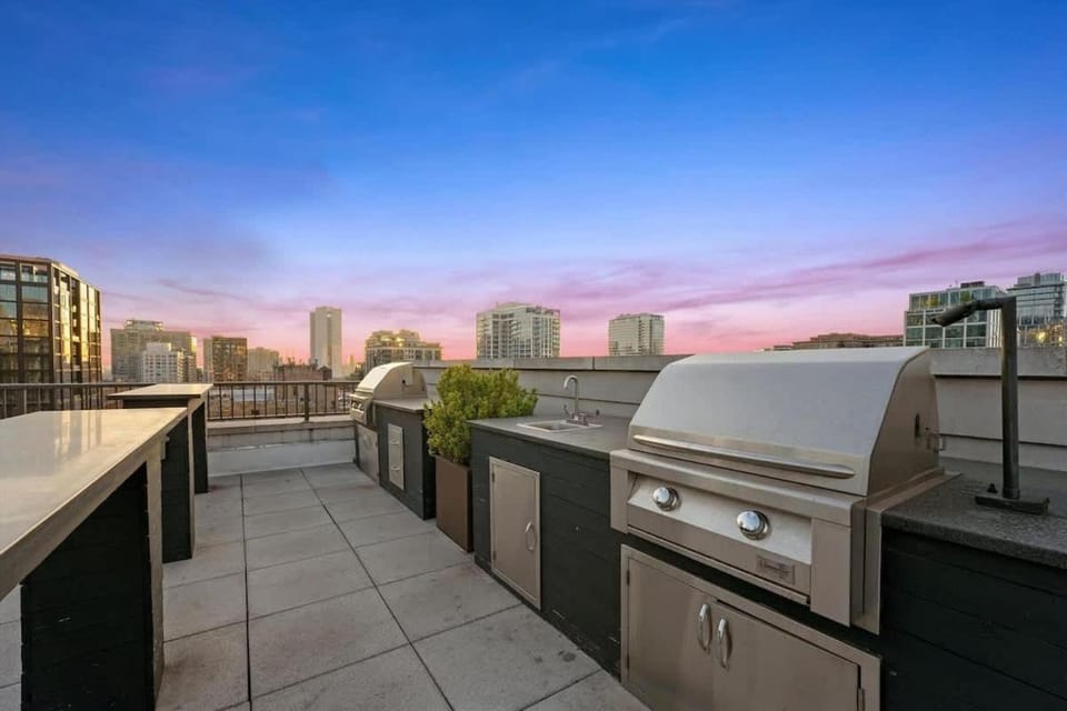 Boulevard Stays Walk Everywhere 5 mins to Magnificent Mile River North 01 Apartment in River North