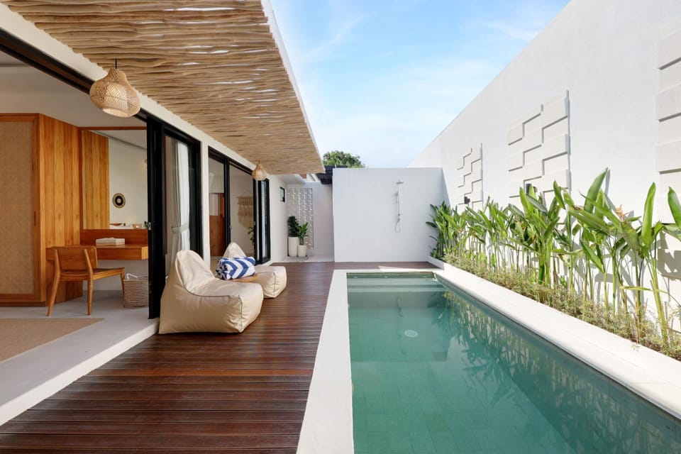 Shower, Garden, Swimming pool