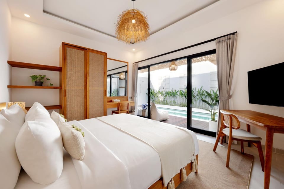 Bed, TV and multimedia, Bedroom